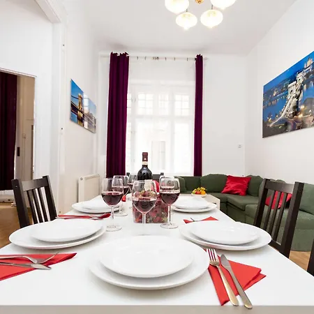 Grand Boulevard Apartment *